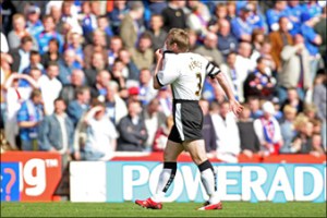 Psycho badge kissing